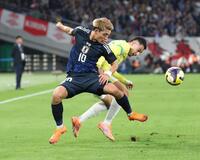 　ブラジル選手と競り合う堂安