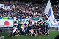 　サポーターと喜ぶ日本イレブン（撮影・金田祐二）