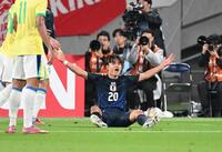 　前半、審判に抗議する久保