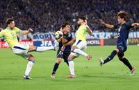 　前半、ブラジル選手と競り合う久保（左から２人目）