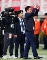 　ブラジルから初勝利を挙げ、サポーターの声援に応える森保監督（右）