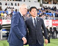 　試合前、ブラジルのアンチェロッティ監督（左）と記念撮影する森保監督