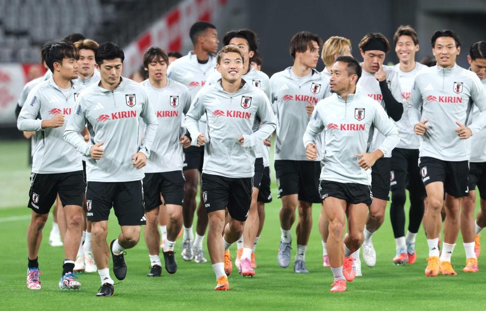 　笑顔でランニングする堂安（中央）ら日本代表（撮影・金田祐二）　