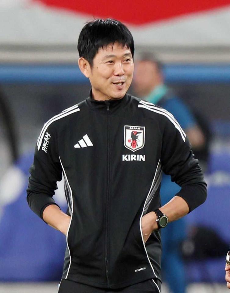 　練習を見守る森保監督（撮影・石井剣太郎）