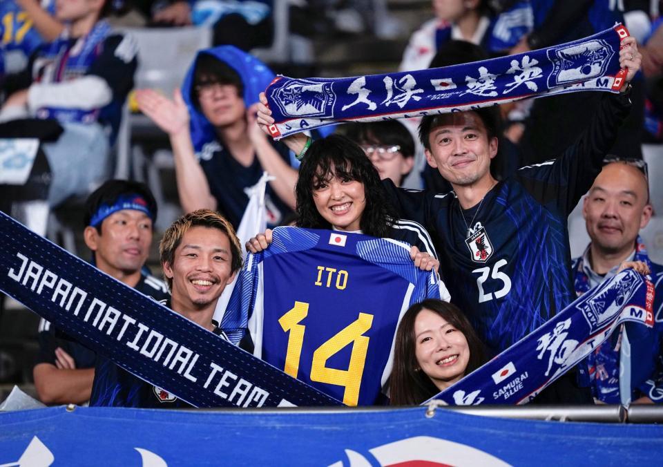 　ブラジル戦で盛り上がる日本サポーター＝味の素スタジアム
