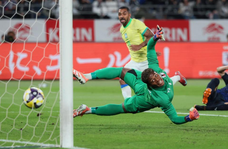 　前半、パウロエンリケ（奥）に先制を許した鈴木彩艶（撮影・石井剣太郎）