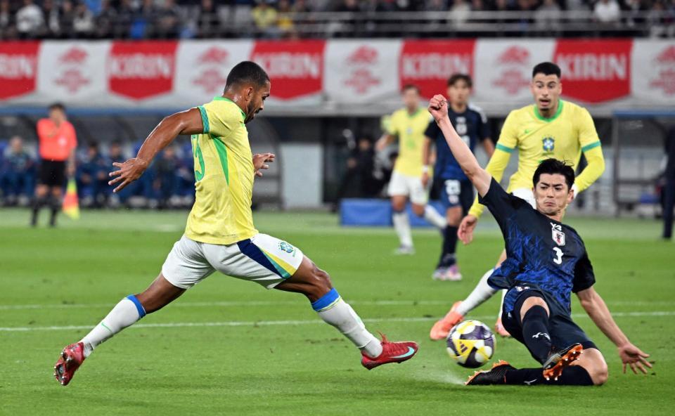 　前半、先制ゴールを決めるブラジルのＰ・エンリケ。右は谷口