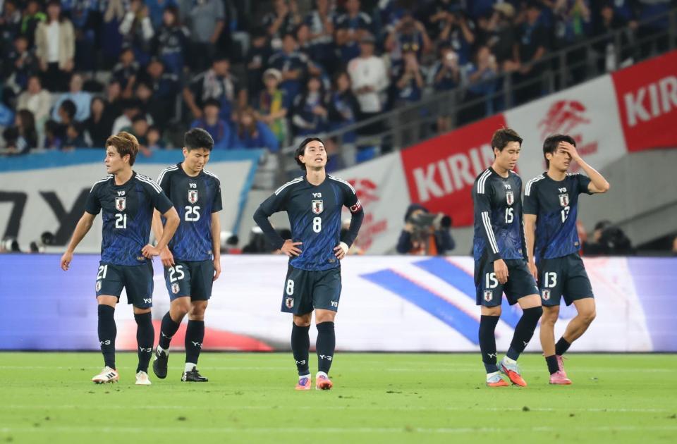 　前半、ブラジルに先制ゴールを許し、肩を落とす日本イレブン