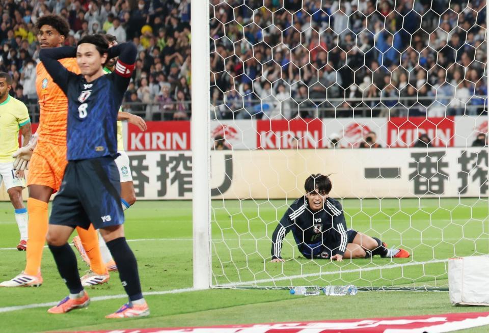 　前半、好機を逃し悔しがる上田（右）と南野（手前）