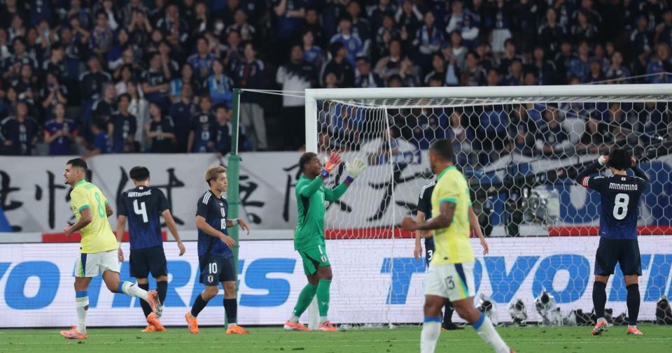 　前半、２点目を奪われがっくりの鈴木彩艶、堂安律ら（撮影・金田祐二）