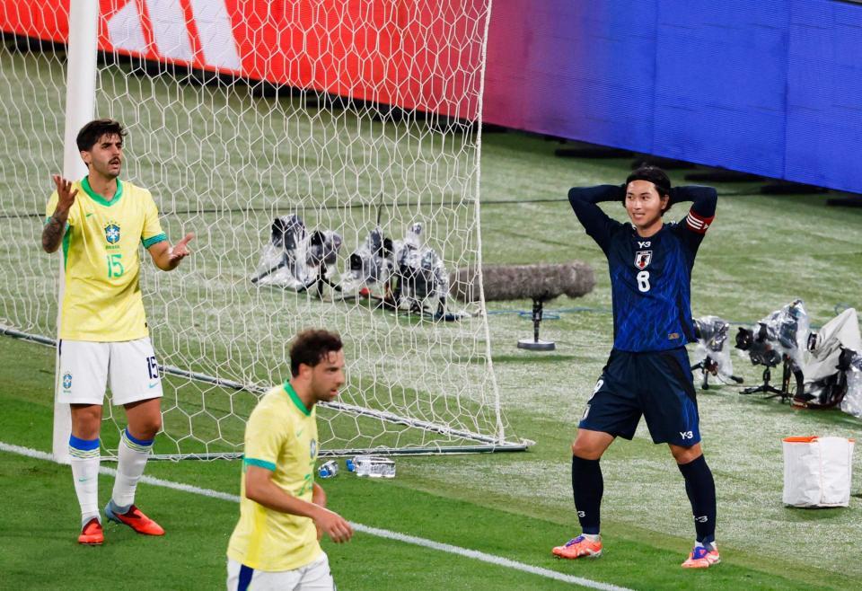 　前半、好機を逃し頭を抱える南野（右）