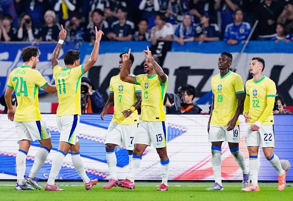 　前半、先制ゴールが決まり喜ぶブラジルイレブン