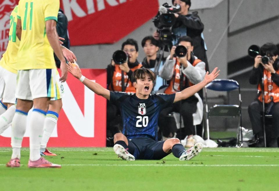 　前半、審判に抗議する久保