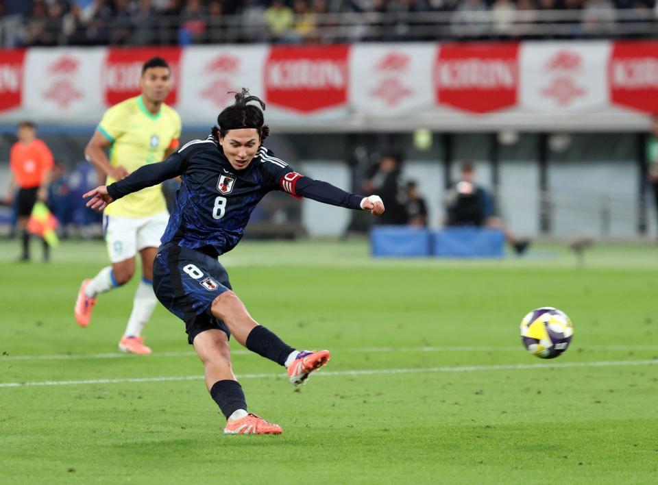 　後半、ゴールを決める南野