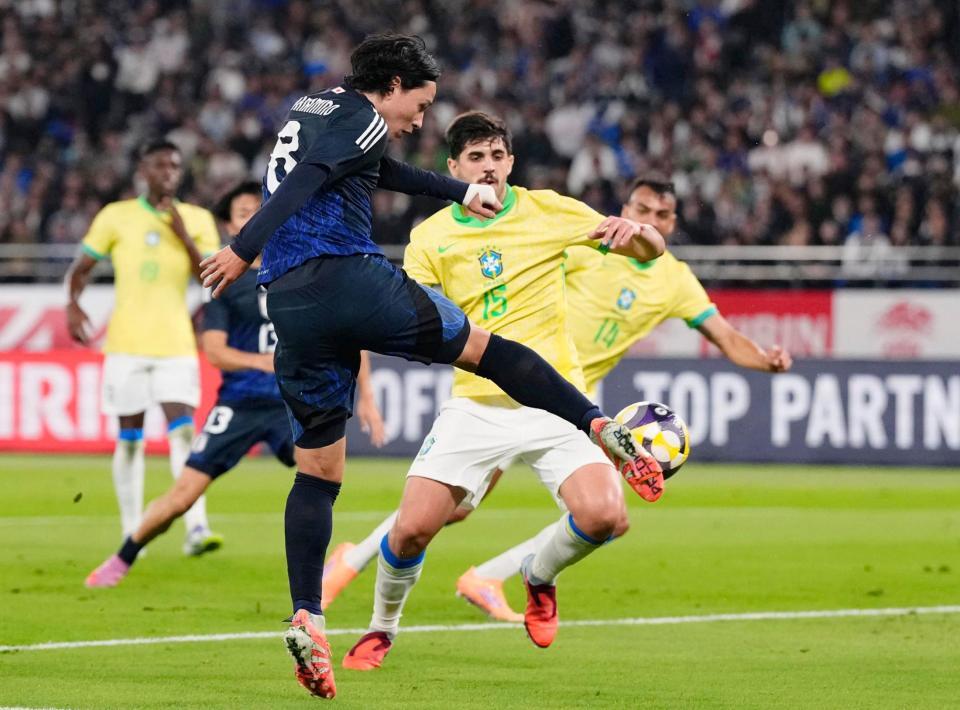 　前半、ゴールに迫る南野（手前）