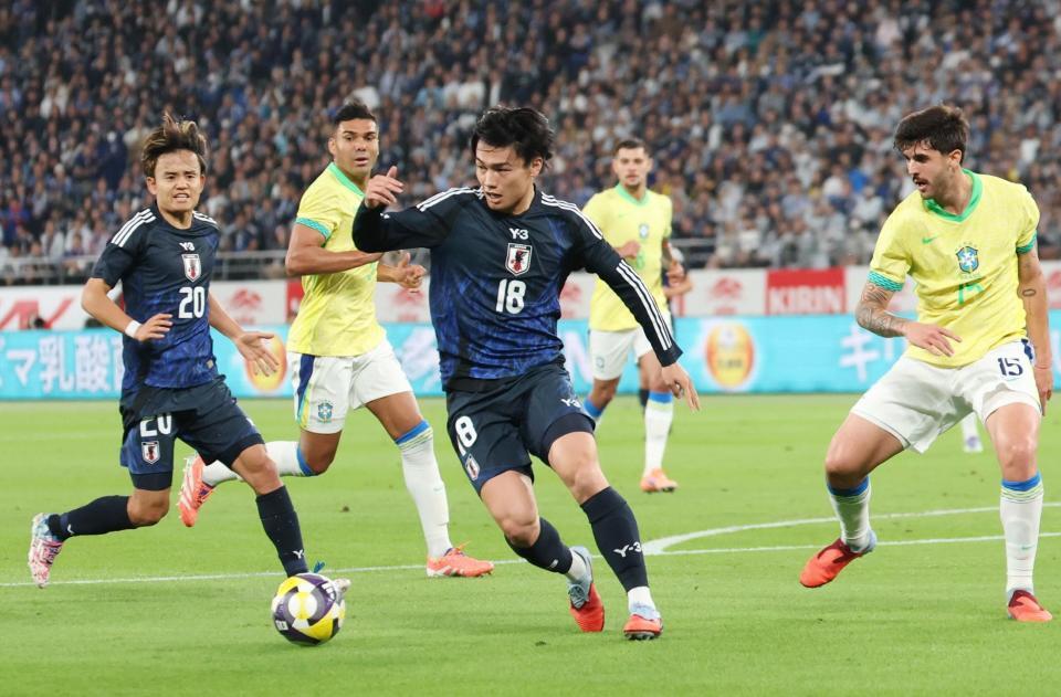 　前半、ボールをキープする上田（中央）。左は久保