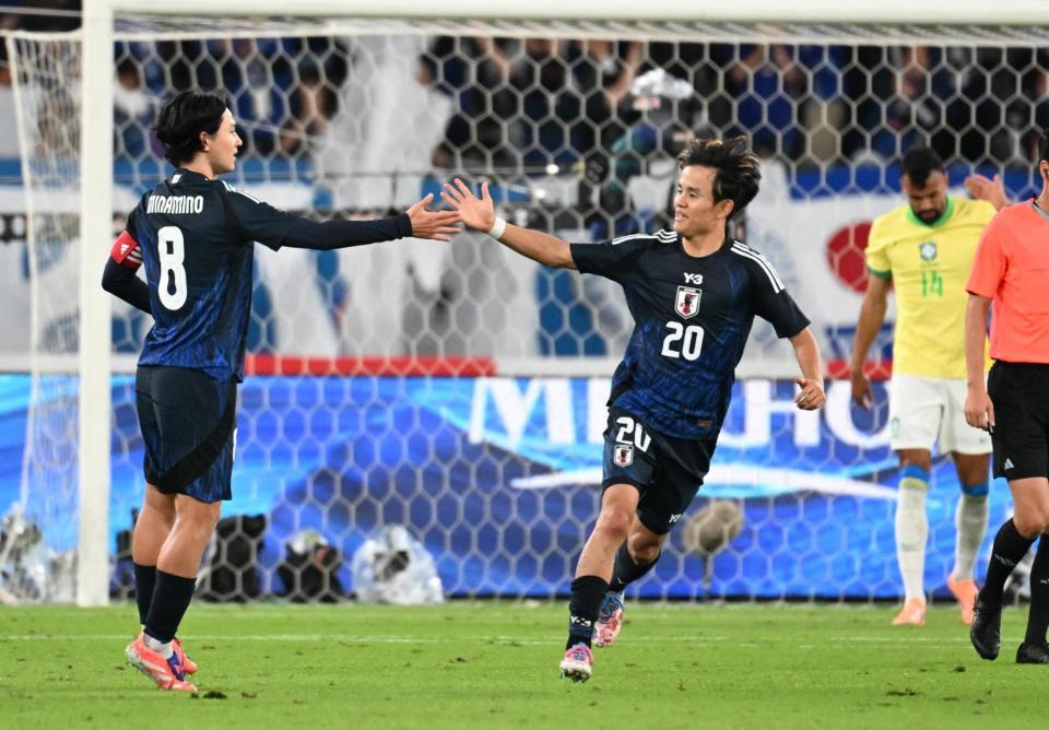 　後半、ゴールを決めた南野（左）と喜ぶ久保