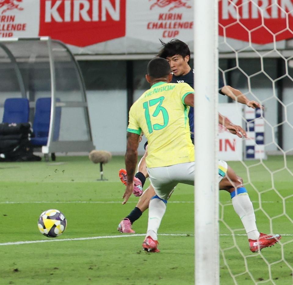 　後半、チーム２点目のゴールを決める中村（奥）