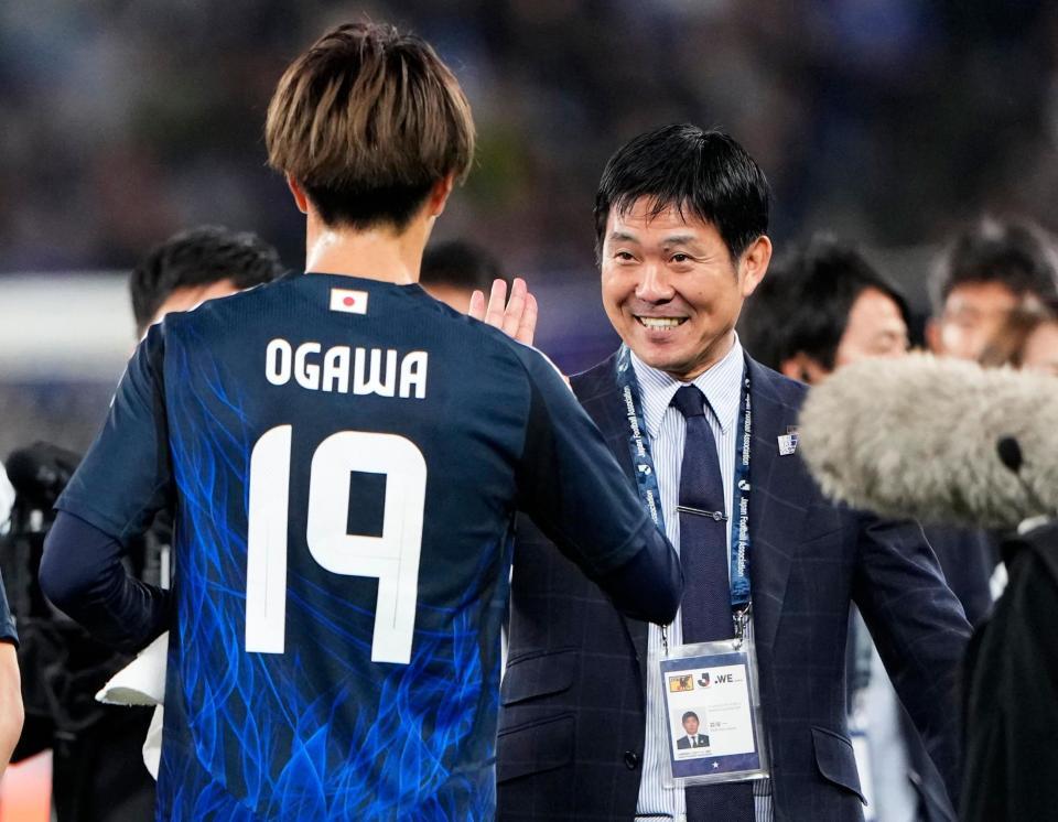 　ブラジルに逆転勝ちし、笑顔で選手をたたえる森保監督