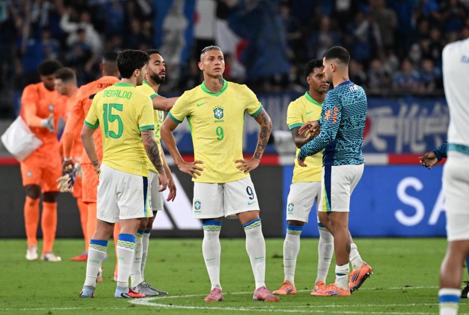 　日本に逆転負けし厳しい表情のブラジルイレブン