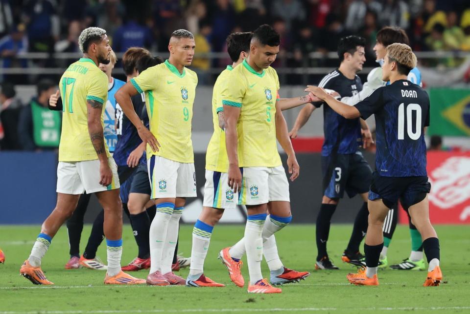 　日本に逆転負けし、肩を落とすブラジルイレブン