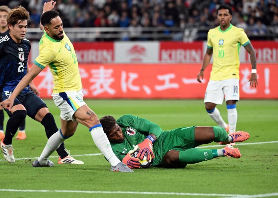 　後半、ブラジル選手のクロスに飛びつくＧＫ鈴木彩（下）
