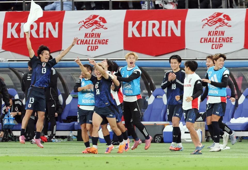 　ブラジルに逆転勝ちし喜ぶ上田（右から４人目）、中村（左）、ら日本イレブン