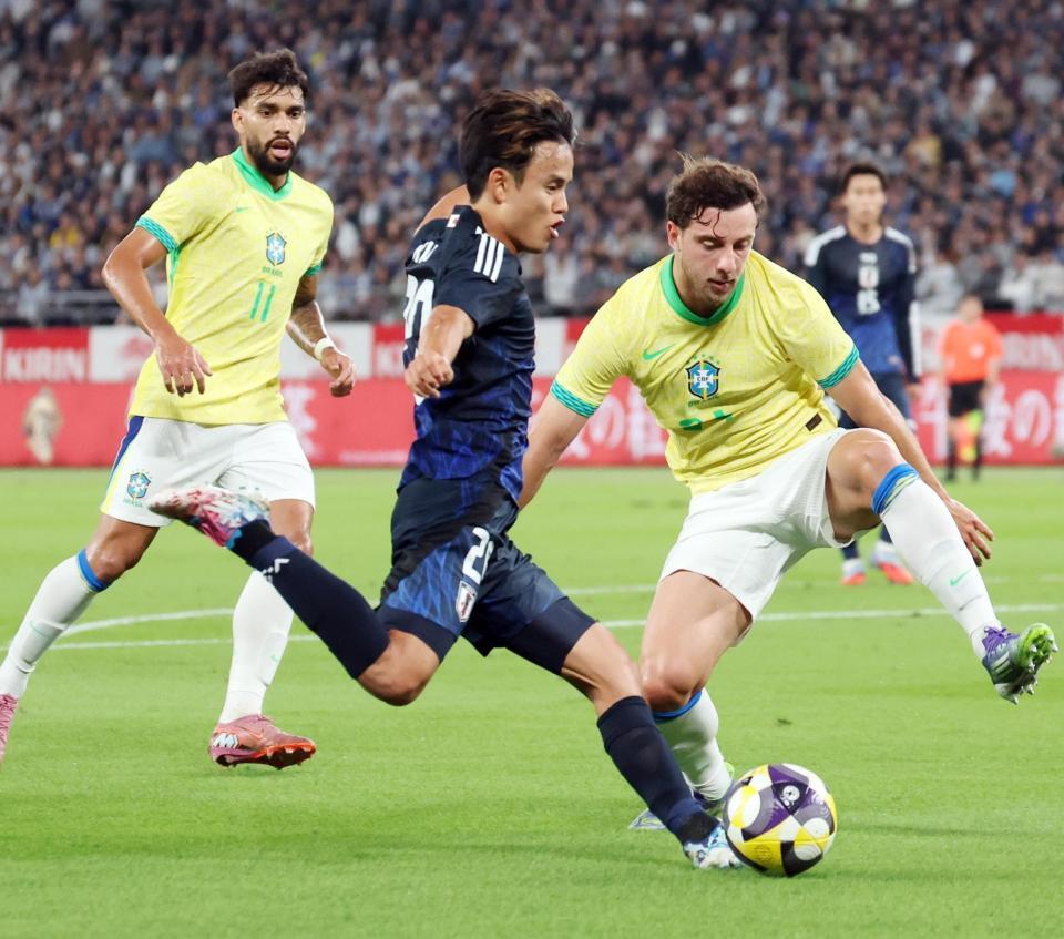 　前半、クロスを上げる久保（中央）