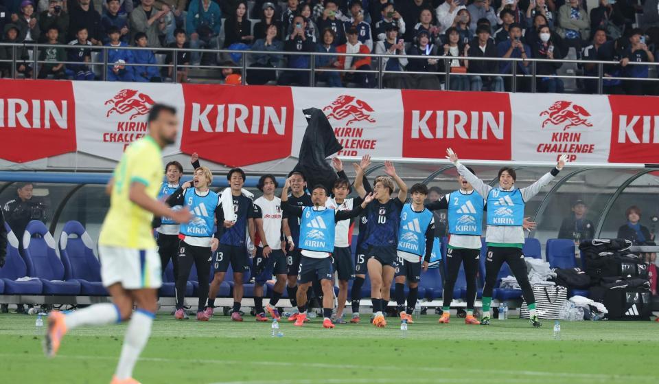 　勝利に喜ぶ日本（撮影・金田祐二）