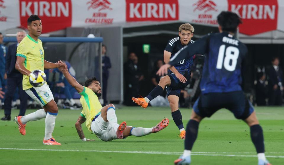 　前半、シュートを放つ堂安律（撮影・金田祐二）