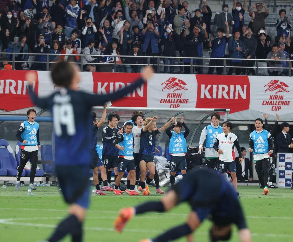 　勝利を喜ぶ日本（撮影・金田祐二）