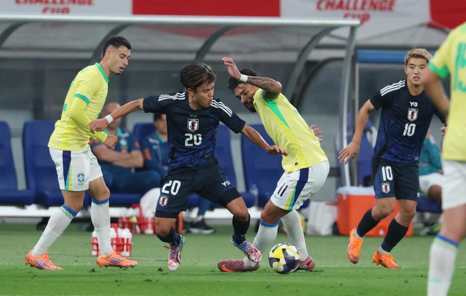 　前半、ドリブルで攻め込む久保建英（撮影・金田祐二）