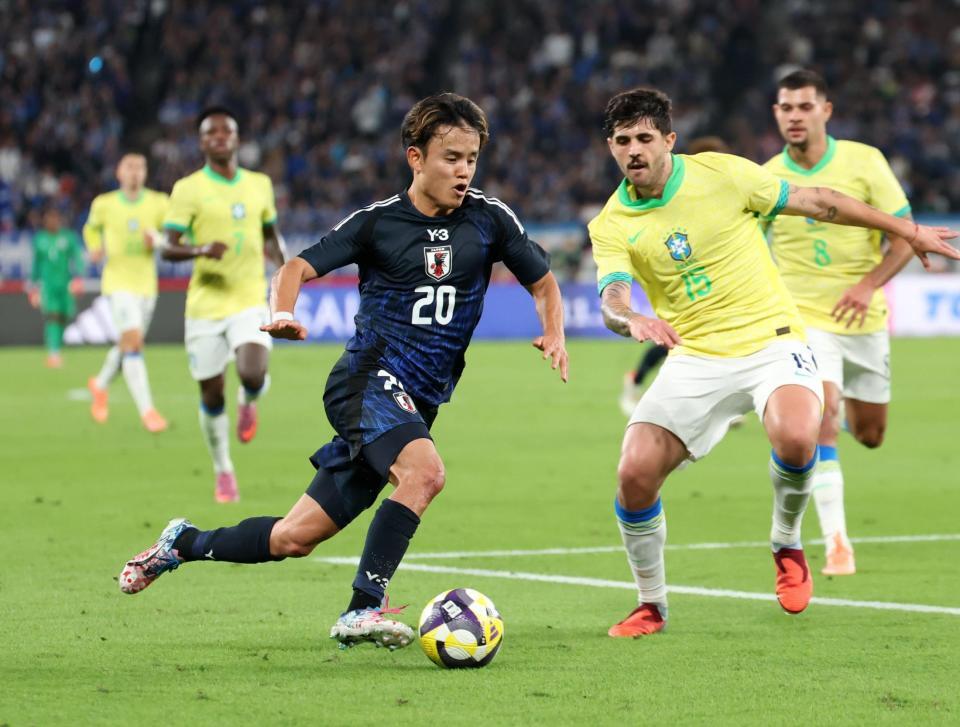 　前半、ドリブルで攻め込む久保（中央）