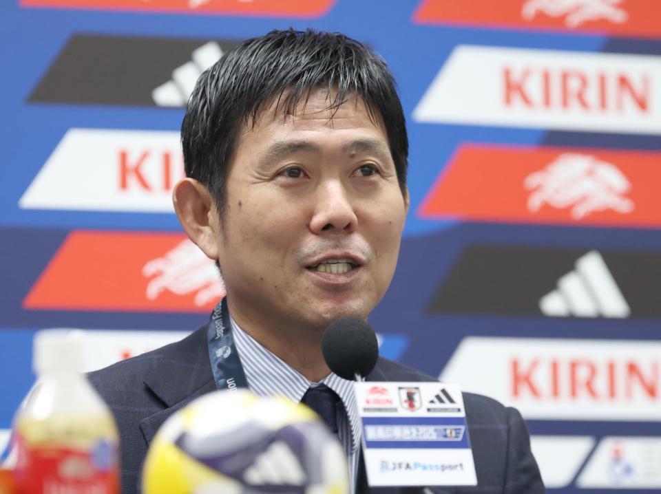 　試合後の記者会見で笑顔を見せる日本代表・森保監督
