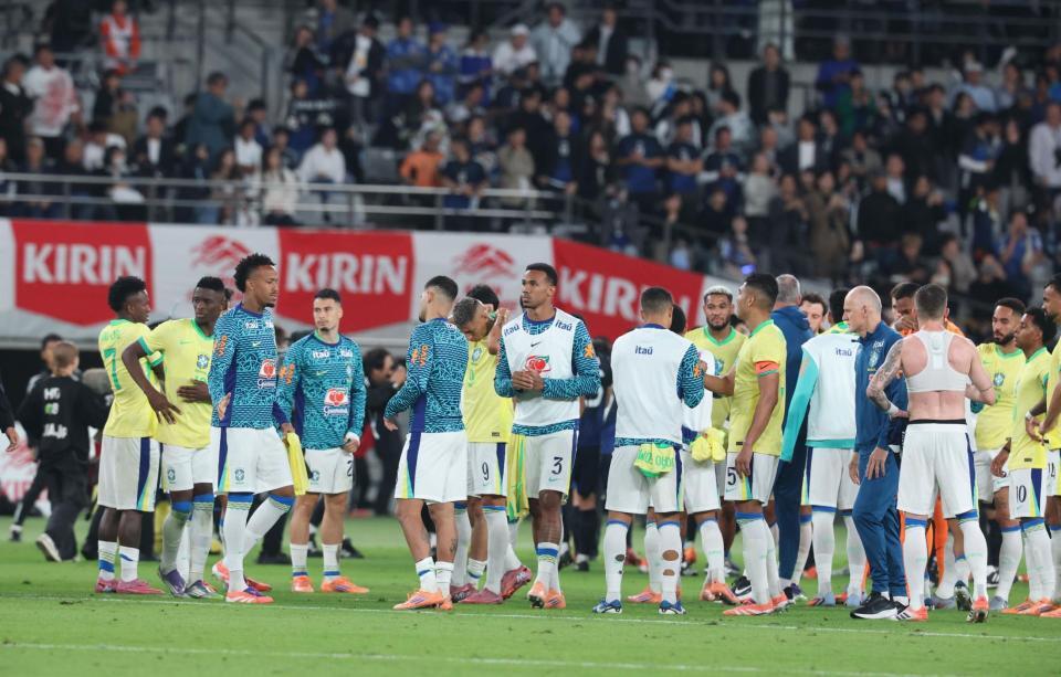 　敗戦にがっくりのブラジルイレブン（撮影・金田祐二）