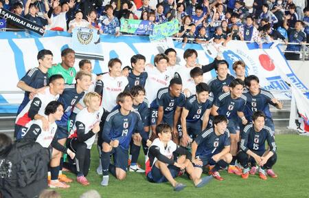 　試合を終え記念撮影する日本イレブン（撮影・石井剣太郎）