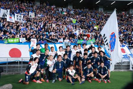 　サポーターと喜ぶ日本イレブン（撮影・金田祐二）