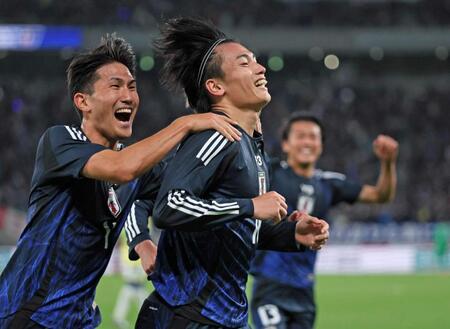 　後半、勝ち越しゴールを決め喜ぶ上田（中央）