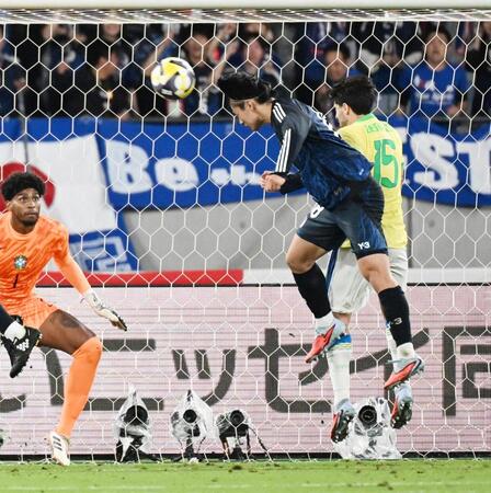 　後半、チーム３点目のゴールを決める上田（右から２人目）