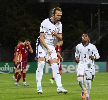 　Ｗ杯予選のラトビア戦でゴールを決め、喜ぶイングランドのケーン（手前）＝リガ（ロイター＝共同）