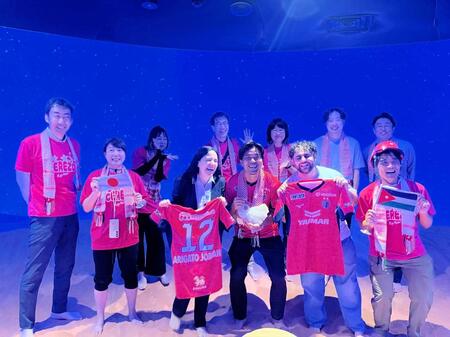 　ヨルダン館で交流を深めるＣ大阪・丸橋祐介アンバサダー（前列中央）ら