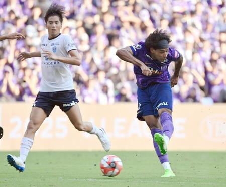 　後半、決勝ゴールを決めるジャーメイン＝１２日