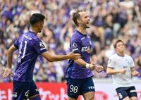 広島－横浜ＦＣ　前半、先制のＰＫを決めガッツポーズの広島・ジェルマン（右）＝Ｅピース