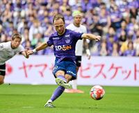 広島－横浜ＦＣ　前半、先制のＰＫを決める広島・ジェルマン＝Ｅピース