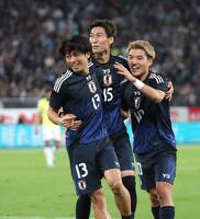 　後半ゴールを決め喜ぶ中村（左端）