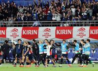 　ブラジルに逆転で勝利し喜ぶ日本イレブン