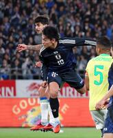 　後半、勝ち越しゴールを決める上田綺世（撮影・石井剣太郎）