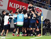 　後半、上田がチーム３点目のゴールを決め喜ぶ日本イレブン