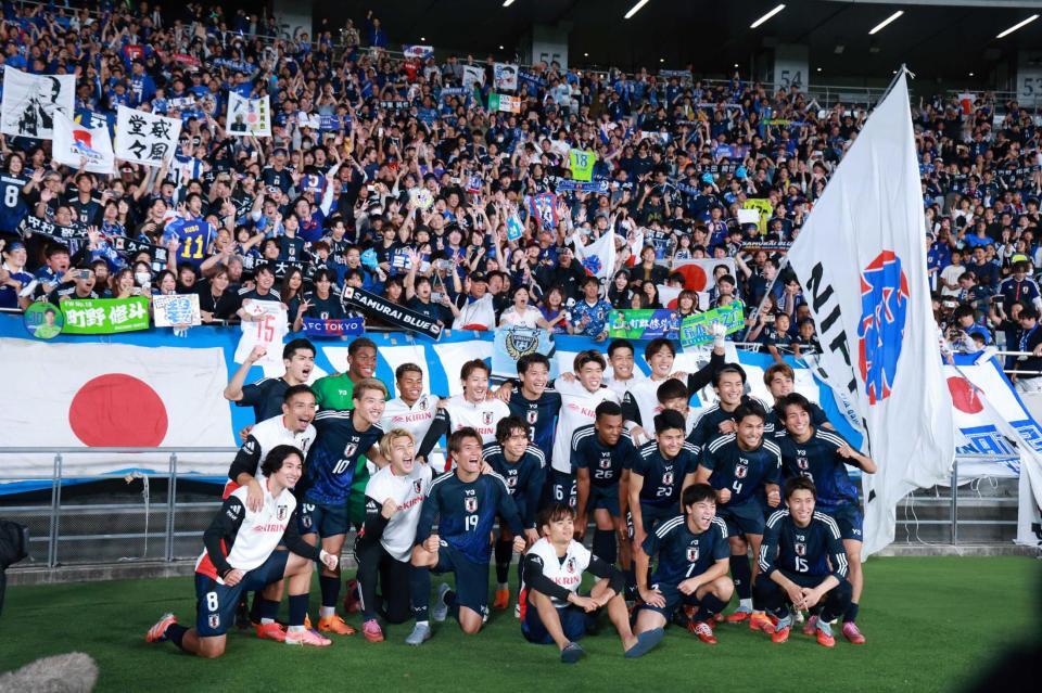 　サポーターと喜ぶ日本イレブン（撮影・金田祐二）