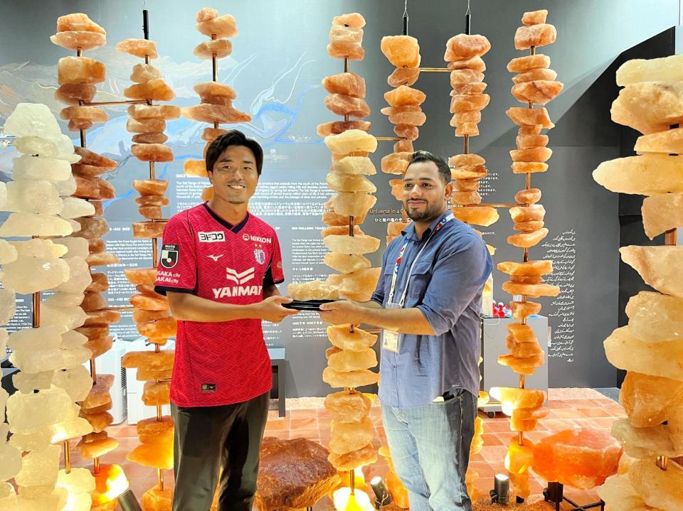 　パキスタン館で８億年の歴史を誇る岩塩を譲り受けたＣ大阪・丸橋祐介アンバサダー（左）